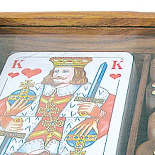 Karten & Würfel in Holzbox mit Glasdeckel – Detail der Oberfläche