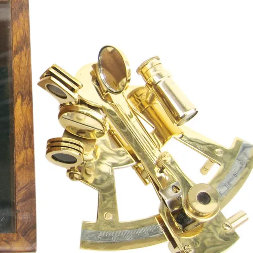 Sextant in Holzbox in Holzbox mit Glasdeckel in Nahaufnahme
