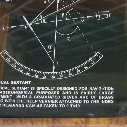 Sextant in Holzbox in Holzbox mit Glasdeckel – weitere Ansicht