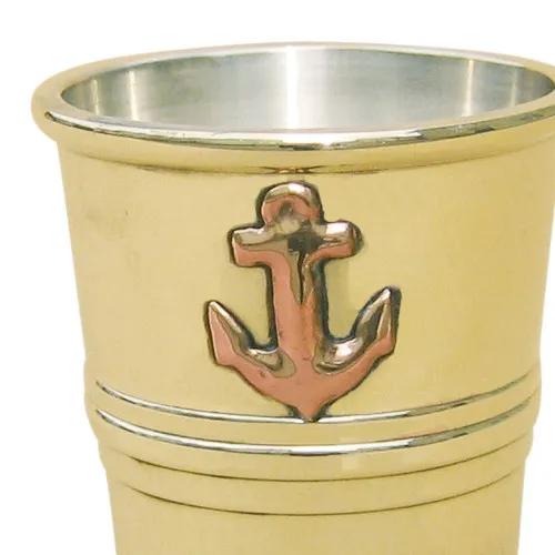 Detailansicht von Schnapsbecher