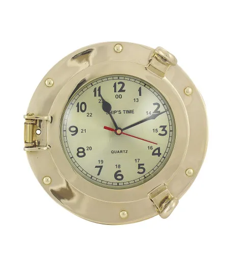 Detailansicht von Uhr mit hellem Zifferblatt im Bullauge
