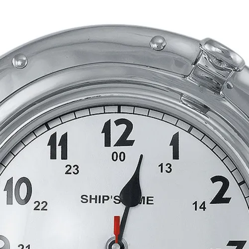Uhr im Bullauge – Detail der Oberfläche