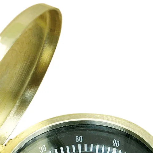 Kompass mit Deckel – Detail der Oberfläche