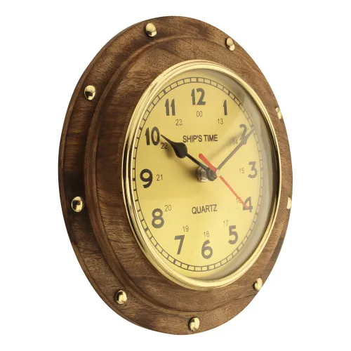 Detailansicht von Uhr im Bullauge
