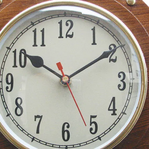 Uhr im Bullauge – weitere Ansicht