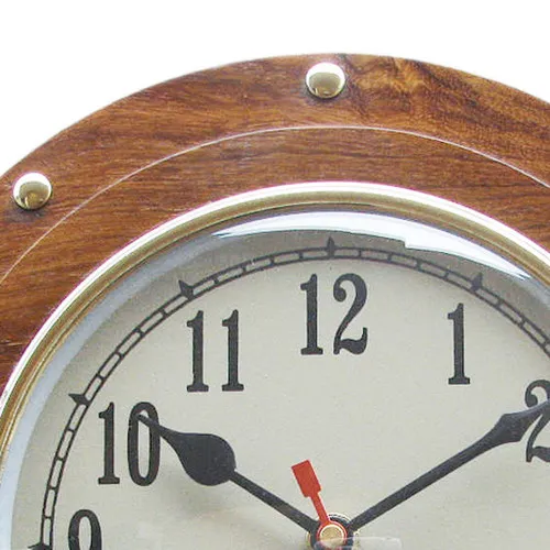 Uhr im Bullauge – Detail der Oberfläche