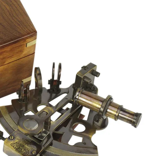 Sextant in Holzbox in Nahaufnahme