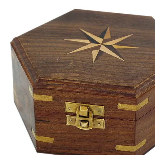Detailansicht von Holzbox mit Windrose-Inlay