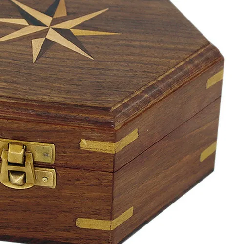 Holzbox mit Windrose-Inlay in Nahaufnahme