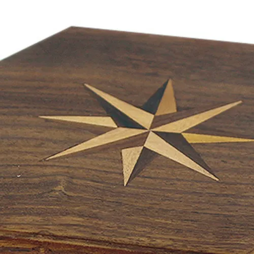 Holzbox mit Windrose-Inlay – Detail der Oberfläche