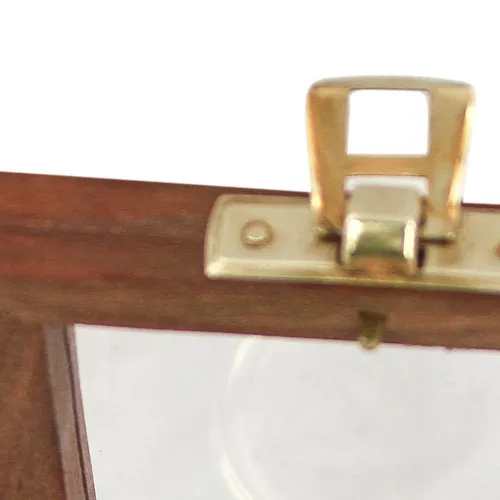 Kompass mit 3D-Windrose – Detail der Oberfläche