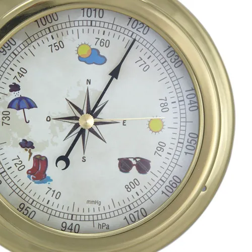 Barometer mit Design-Zifferblatt in Nahaufnahme