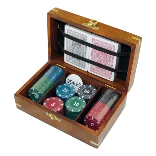 Poker-Spiel in Holzbox in Nahaufnahme