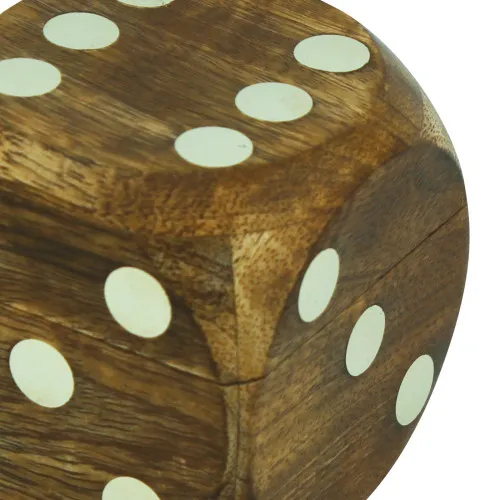 Würfel-Box mit 6 Würfeln in Nahaufnahme