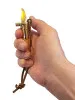 Sturmfeuerzeug mit Lederriemen & Holzbox – Detail der Oberfläche