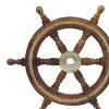 Detailansicht von Steuerrad mit Tau