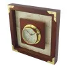 Detailansicht von Uhr im Holzrahmen