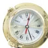 Detailansicht von Uhr im Bullauge