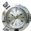 Detailansicht von Uhr im Bullauge