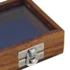 Holzbox mit Glas im Deckel in Nahaufnahme