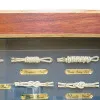 Knotentafel hinter Glas – Detail der Oberfläche