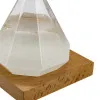 Sturmglas in Diamantenform in Nahaufnahme