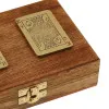 Spielkarten in Holzbox in Nahaufnahme