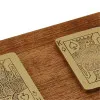 Spielkarten in Holzbox – Detail der Oberfläche