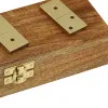Domino-Spiel in Holzbox in Nahaufnahme