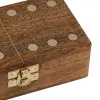 Domino-Spiel in Holzbox in Nahaufnahme
