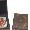 Spielkarten in Holzbox in Nahaufnahme