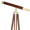 Detailansicht von Stand-Teleskop mit Holzummantelung