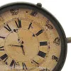 Kompass mit Uhr – Detail der Oberfläche