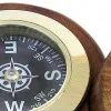 Kompass mit Deckel – Detail der Oberfläche