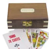 Detailansicht von Tarot-Kartenspiel in der Holzbox