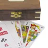 Tarot-Kartenspiel in der Holzbox in Nahaufnahme