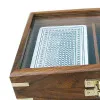 Detailansicht von Spielkarten in Holzbox mit Glasdeckel