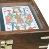 Spielkarten in Holzbox mit Glasdeckel in Nahaufnahme
