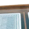 Spielkarten in Holzbox mit Glasdeckel – Detail der Oberfläche