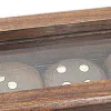Würfel in Holzbox – Detail der Oberfläche