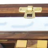 3 Knobelspiele in Holzbox mit Glasdeckel – Detail der Oberfläche