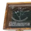 Detailansicht von Sextant in Holzbox in Holzbox mit Glasdeckel