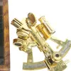 Sextant in Holzbox in Holzbox mit Glasdeckel in Nahaufnahme