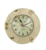 Detailansicht von Uhr mit hellem Zifferblatt im Bullauge
