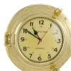 Detailansicht von Uhr im Bullauge