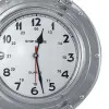 Uhr im Bullauge in Nahaufnahme