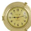 Detailansicht von Uhr im Bullauge