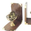 Detailansicht von Buchstützen - Armillarsphäre