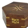 Detailansicht von Holzbox mit Windrose-Inlay
