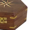 Holzbox mit Windrose-Inlay in Nahaufnahme